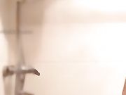 大眼睛女神御姐主播放福利热辣红唇假屌自慰挑逗然后在洗澡直播阴毛旺盛感觉小穴很紧有撸点