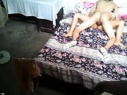 建筑工地干活的小伙子简陋房嫖娼马尾辫鸡姐服务还算周到还给口几下无套内射有点早泄啊