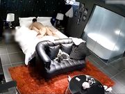 奢华套房年轻大学生情侣开房造爱激情互舔猥琐眼镜男