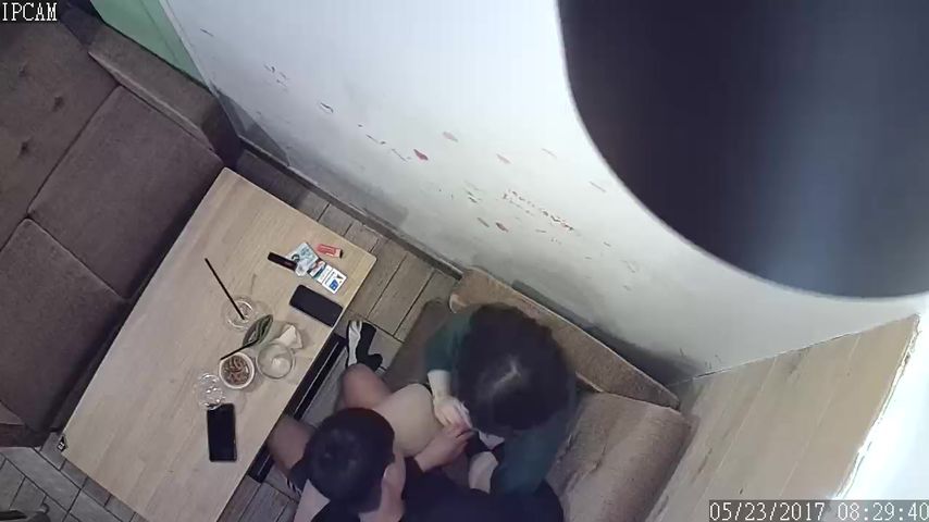 小情侣就是有激情啊中午吃饭的时候还要在包间里偷偷来一炮