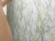 对白淫荡淫骚主播小妖精浴室洗澡洗逼逼下面的逼毛好浓密好想用鸡巴搓她的逼毛