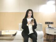 外围女甜美脸蛋高挑身材干一半突然来人把她俩吓一跳