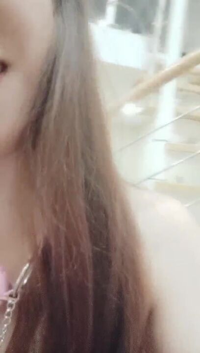 小骚逼一身情趣装被小哥调教母狗爬行口交