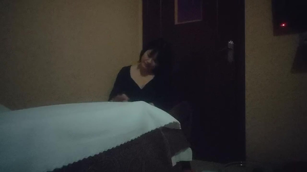 大奶熟女技师按摩完再开始操肉感身材巨乳骑坐