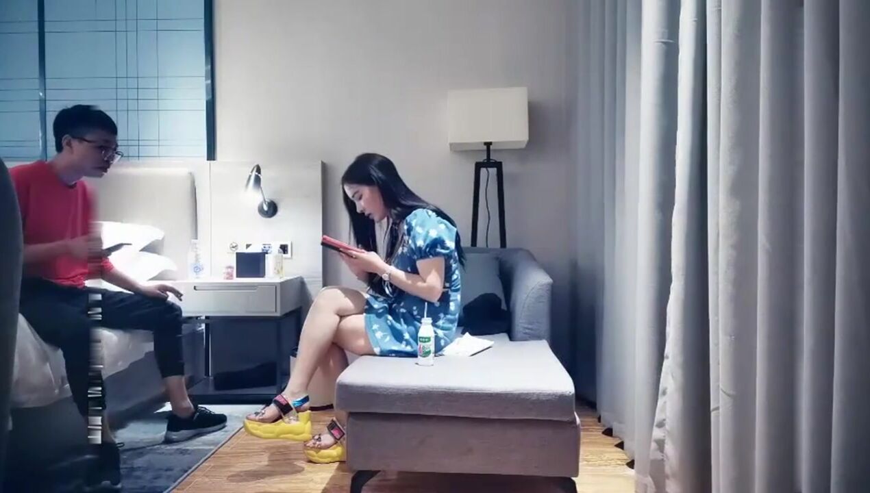 9总全国探花黄先生代班约蓝裙妹子护士装骑乘后入