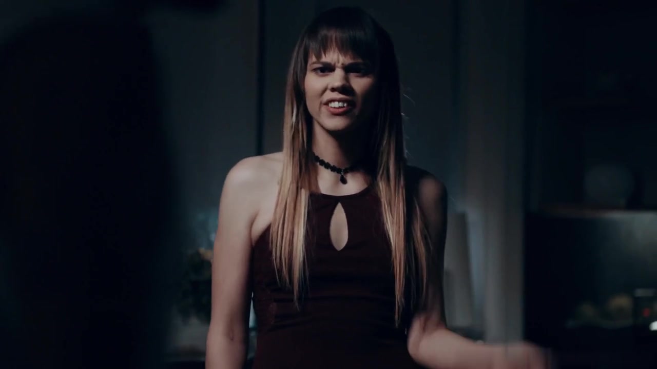 人妖跪地主动深喉吃鸡巴站立后入扭动屁股迎合