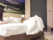 美腿轻少妇黄色齐逼短裙太亮眼了