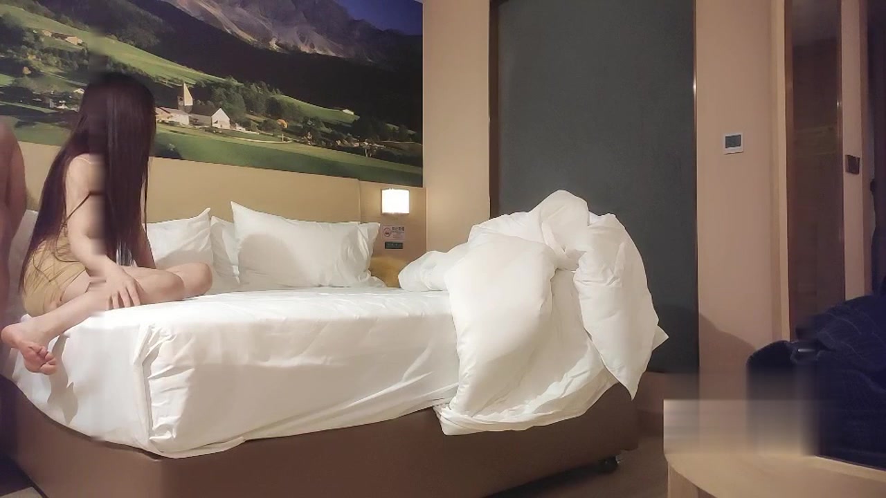 美腿轻少妇黄色齐逼短裙太亮眼了