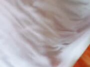 00后嫩妹躺平岔开双腿极品蝴蝶穴