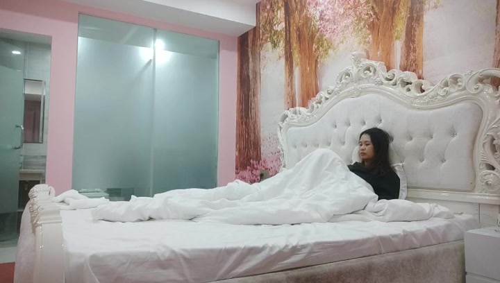 约操良家人妻骚熟女被窝里拉出来扣穴爆操