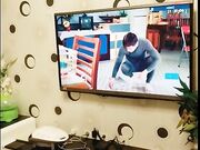 美女下班回家到邻居男家沙发上打炮对白