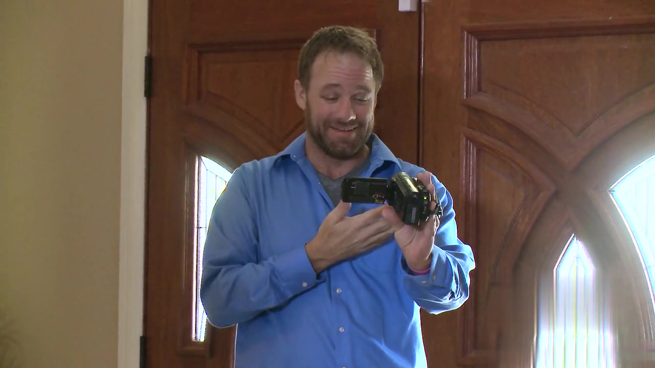 男人发现自己老婆偷晴年轻猛男生气录取视频