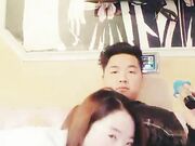 小胖去ktv一边唱歌往小姐胸腿上啪啪