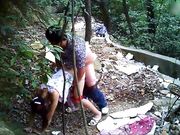 小树林野战系列连衣裙小姐在这么恶劣的环境下居然玩了几个经典的招式