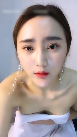 最近聊天平台很火的范大小姐大尺度诱惑把自己整得跟范冰冰似的估计花了不少钱