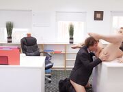 Busty老板莉娜保罗让实习生多次给她的阴部涂奶油