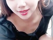 年轻的小老板娘又在店里发骚 吧台内漏出骚逼诱惑狼友