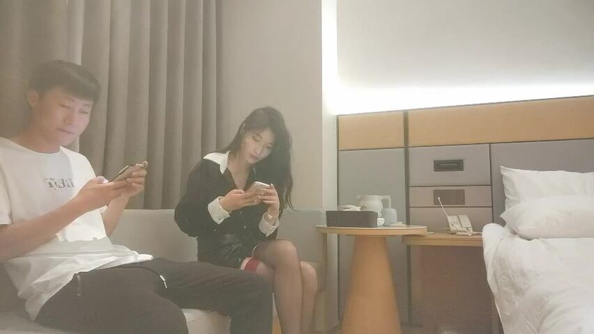 高端极品 168CM皮短裙 极品丝袜美腿 吸吮大屌对准骚穴插入 低低呻吟浪叫