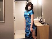 蓝色旗袍下的丰满身材。 半卧在床榻尽风骚