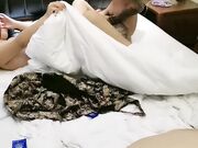 4P两个嫩嫩的骚妹子让年轻小哥们在床上蹂躏