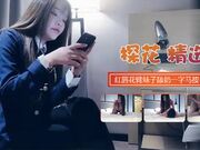 红唇花臂妹子舔奶口交一字马张开双腿按着操