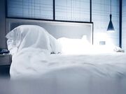 红唇花臂妹子舔奶口交一字马张开双腿按着操