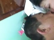 貌似个领导干部模样的老头和情人酒店开房自拍挺时髦的居然还会用自拍杆