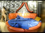 特色酒店偷拍好像是水嫩漂亮的大学美女被刚在社会上认识的男友带到酒店被迫穿上性感情趣服后狠狠爆插!