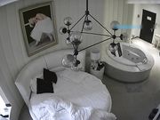 精品酒店偷拍文艺气质范的美女外表清纯没想到那么骚和中年男开房还闲床小操着不舒服,结果操的好像在求饶