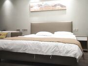 日久深情帅小伙酒店操外围齐逼短裤美腿吸吮