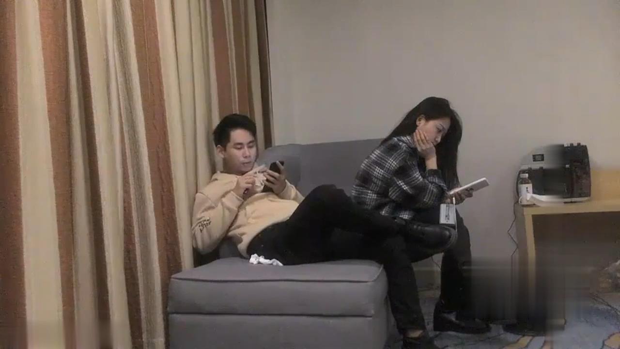 约个少妇沙发上啪啪蹲着口交上位骑坐站立后入