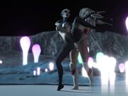 个外星人被一个穿着太空服的太空女搞得屁滚尿流