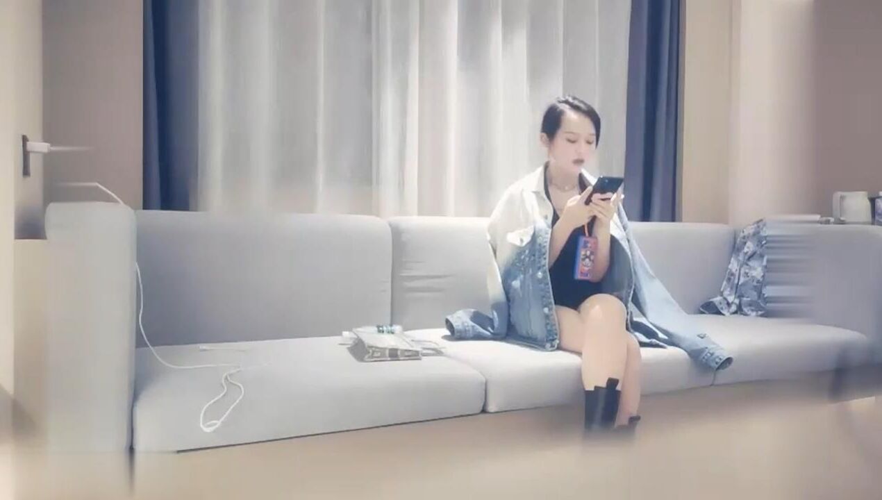 赵总寻花小天蹲着舔屌在沙发上开操抱起来操