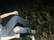 《网爆校园霸凌门事件》学妹放学被混混拦住,扒光她衣服拳打脚踢用甩棍插逼