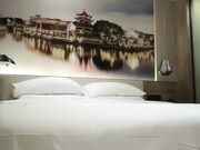 小宝寻花性感包臀裙性感大奶妹子蹲着口交舌吻