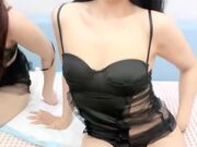 两个淫骚小骚货后入爆操下面插嘴轮流输出抠逼