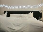 小宝寻花牛仔短裤骑在身上舌吻调情深喉舔屌扣穴