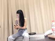 低胸衣小姐姐约酒店坐在腿上揉捏肉体舌吻吸吮