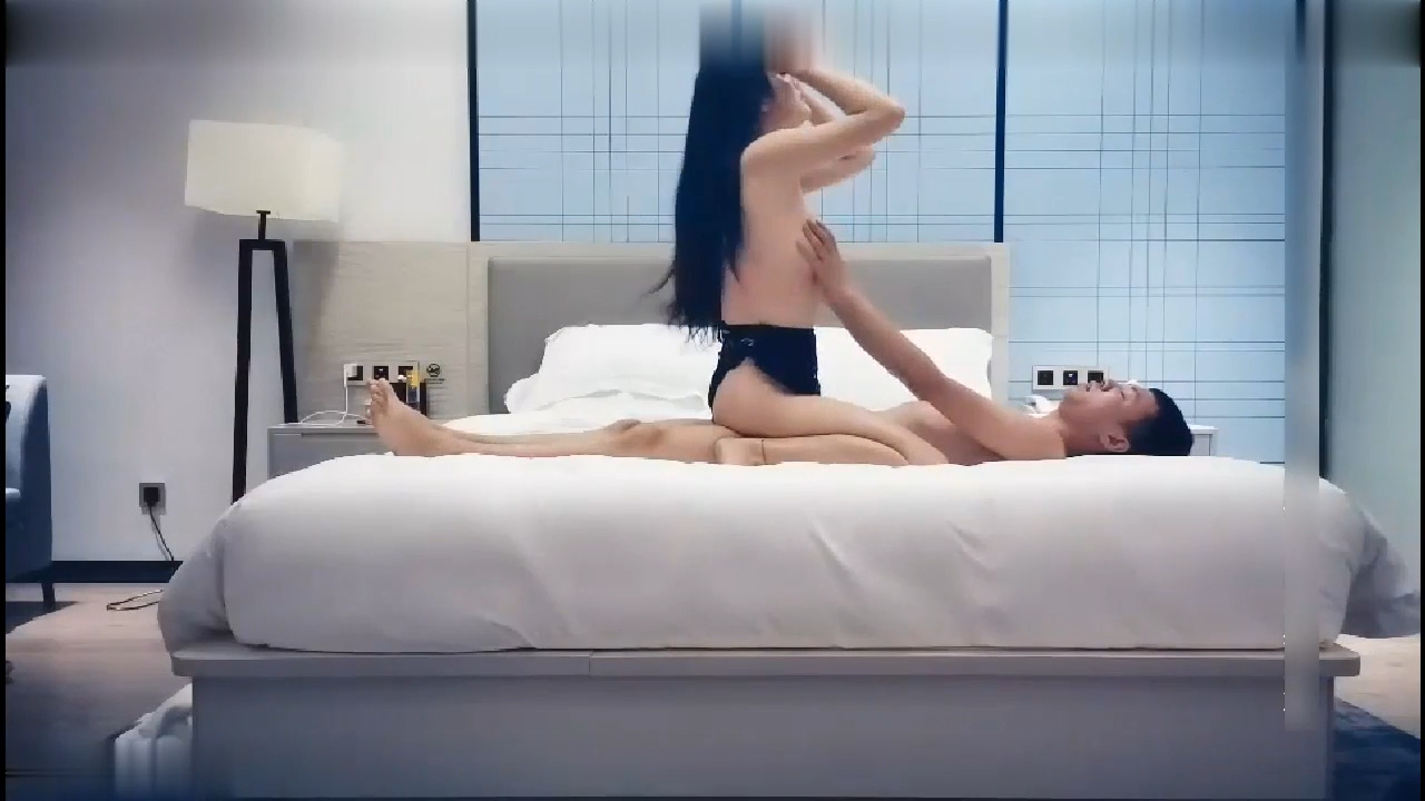 小姐姐约到酒店鸡巴立马硬邦邦冲动前凸后翘