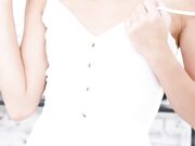 娇小的人妻将她紧致的屁股交给她的新继兄弟