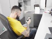 金发辣妈在发现大鸡巴员工手淫后引诱他性爱