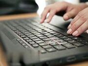 艾莉西亚 肯特尽力满足她的两个老板