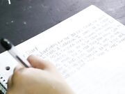 保姆维奥莱特斯塔尔引诱她的老板保住她的工作