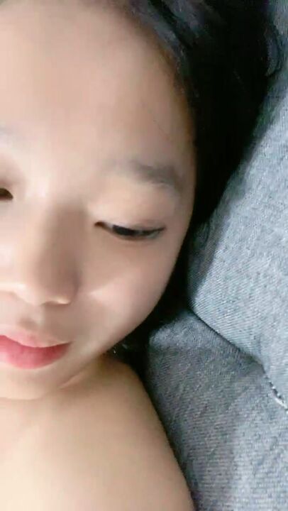 细腰美乳好身材，粉嫩小穴，抓起屌往逼里塞，侧入一顿爆操