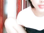 模样清纯可人的小美女 扒开衣服让狼友看清楚小美乳 小道具自慰小鲍鱼