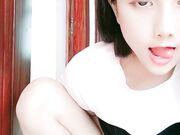 模样清纯可人的小美女 扒开衣服让狼友看清楚小美乳 小道具自慰小鲍鱼