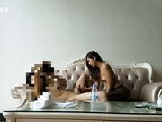 在沙发上干美女