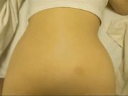 一边打着电话一边草骚女友让闺蜜听叫床声 真会玩