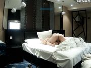 酒店偷拍性感漂亮的小美女被情人操完后自己玩手机,想干时不让操了