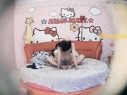 摄像头偷拍的超漂亮清纯的妹子和男友激情爱爱，接吻互舔样样不落